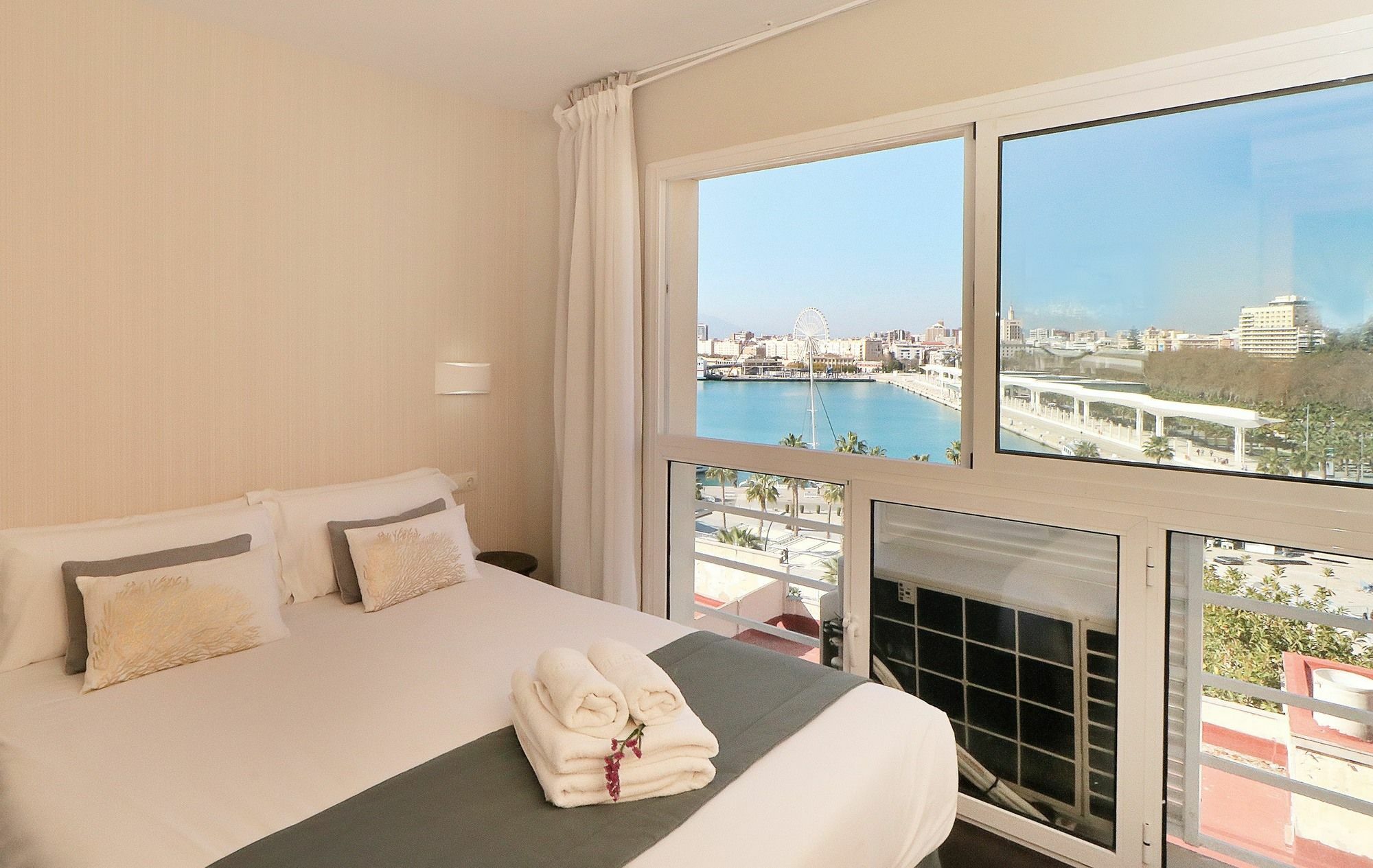 Apartamentos Malagueta Urban Beach Malaga Exterior photo